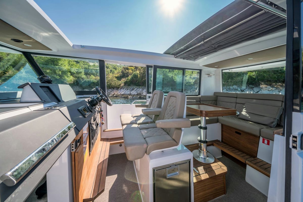 Interior Axopar 37c image 6