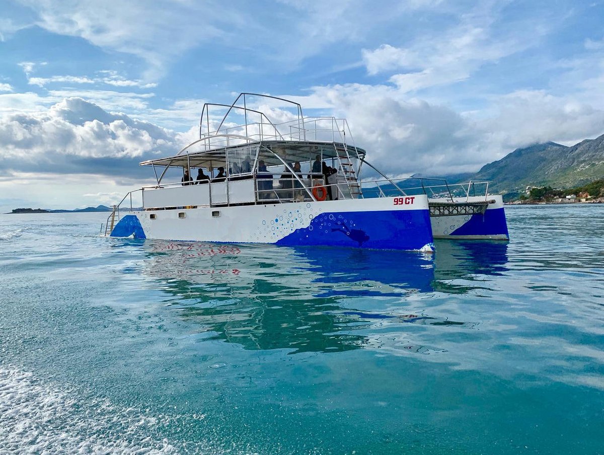Exterior Day Catamaran 17 image 0