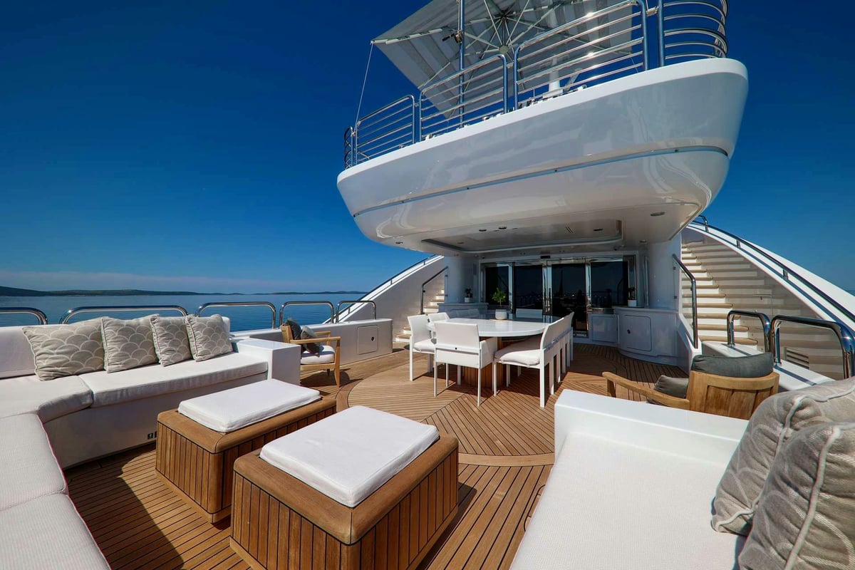 Exterior Isa Yacht 47 image 9