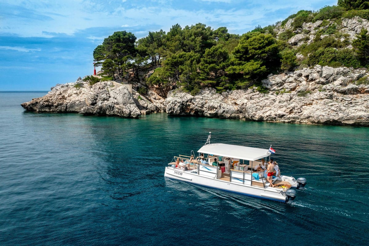 Exterior Day Catamaran 10 image 14