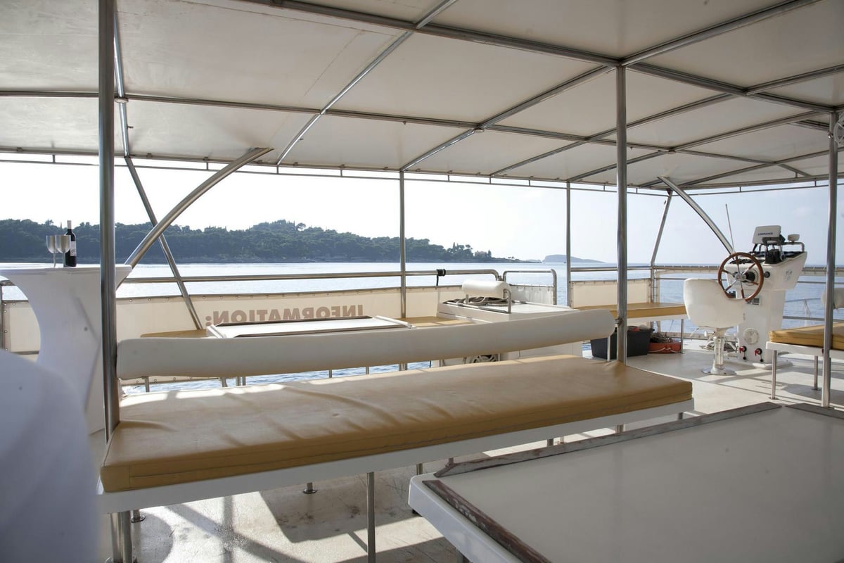 Exterior Day Catamaran 17 image 6