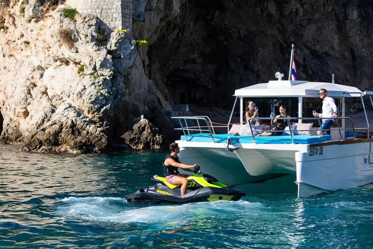 Exterior Day Catamaran 12 image 3