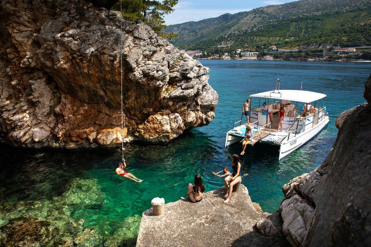 Exterior Day Catamaran 10 image 4