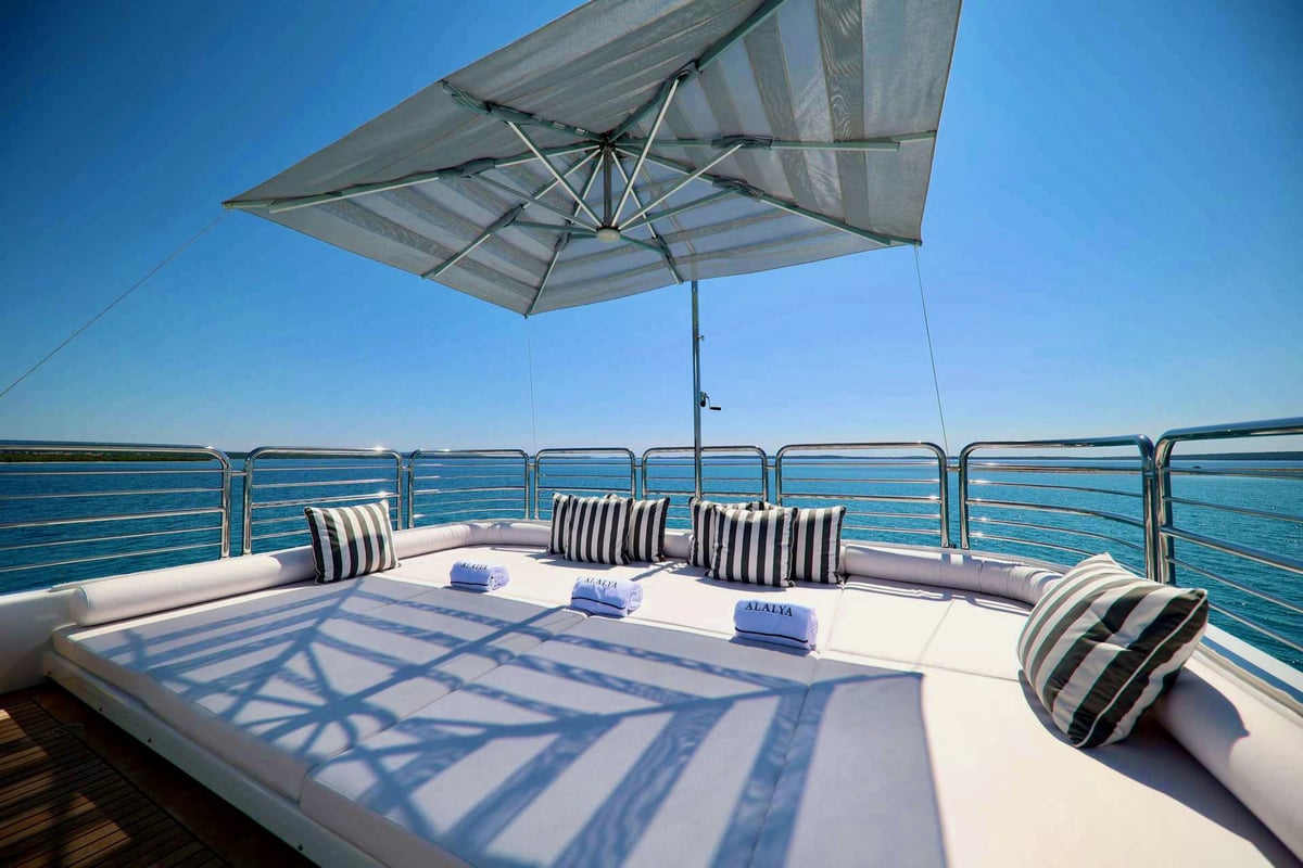 Exterior Isa Yacht 47 image 11