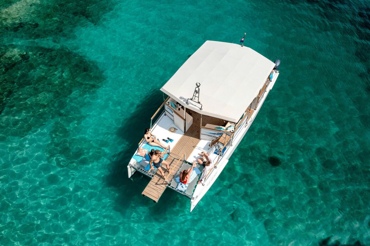 Exterior Day Catamaran 10 image 0